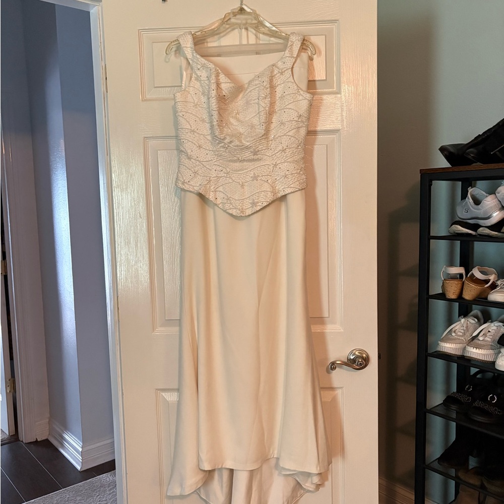 Elegant Ivory Sleeveless Evening Dress with Embellished Bodice